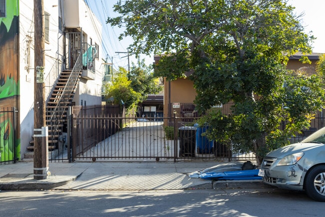 630-636 N Oxford Ave in Los Angeles, CA - Foto de edificio - Building Photo