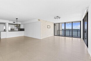 7751 NE Bayshore Ct in Miami, FL - Building Photo