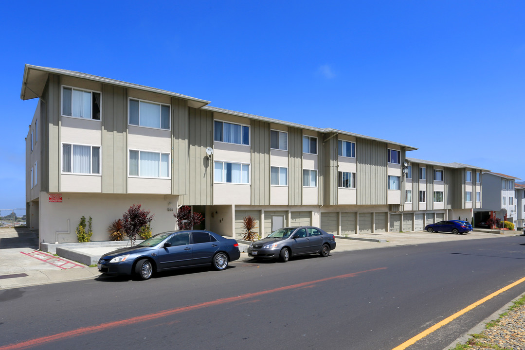 Clarinada Apartments in Daly City, CA - Building Photo