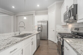 1130 Shepherd Oaks Dr in Houston, TX - Building Photo - Building Photo