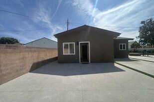 2408 W 102nd St in Inglewood, CA - Building Photo