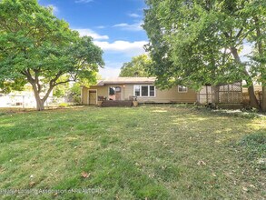 1900 Holly Way in Lansing, MI - Foto de edificio - Building Photo