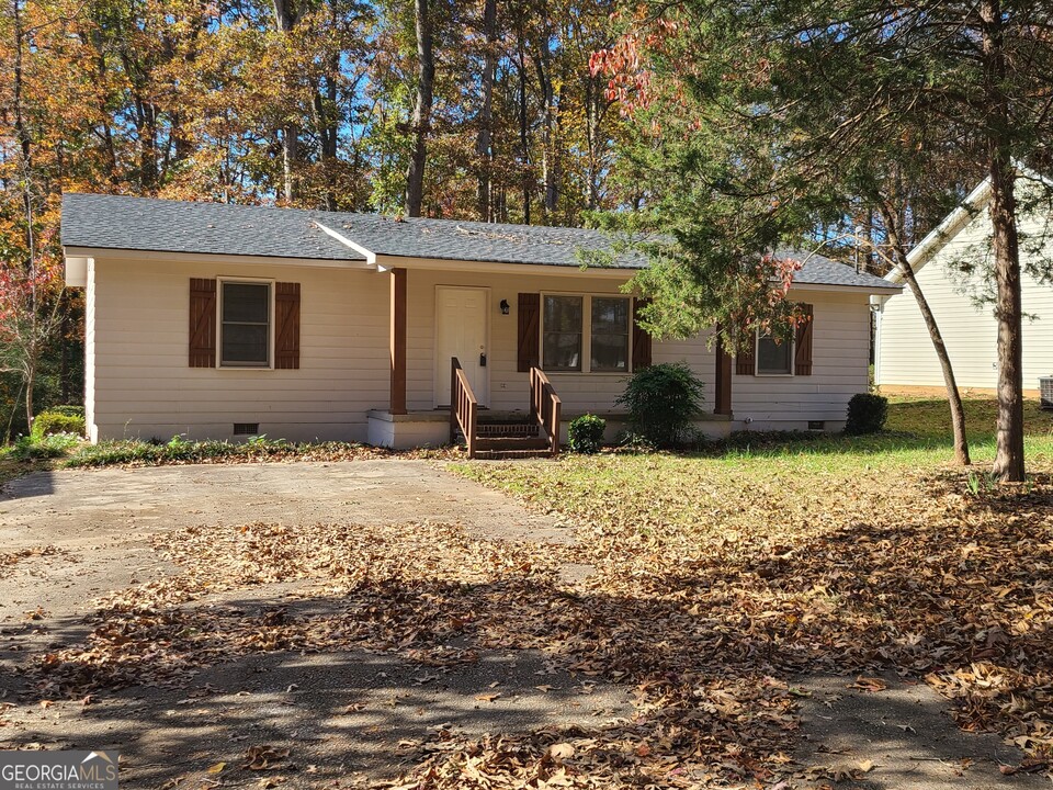 214 Ashland Dr in Stockbridge, GA - Foto de edificio