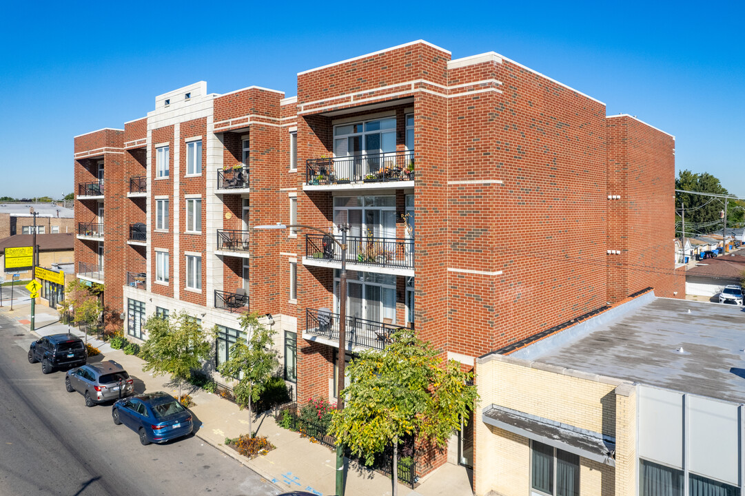 Belmont Residences in Chicago, IL - Building Photo