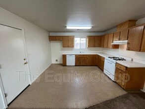 482 W Morton Ave in Porterville, CA - Building Photo - Building Photo