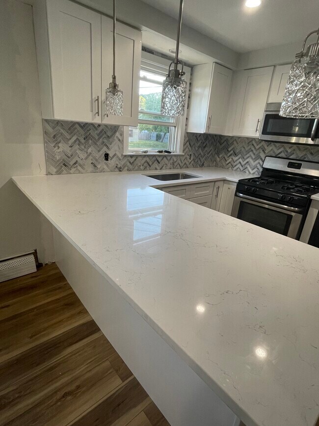 321 Budlong Rd in Cranston, RI - Building Photo - Building Photo