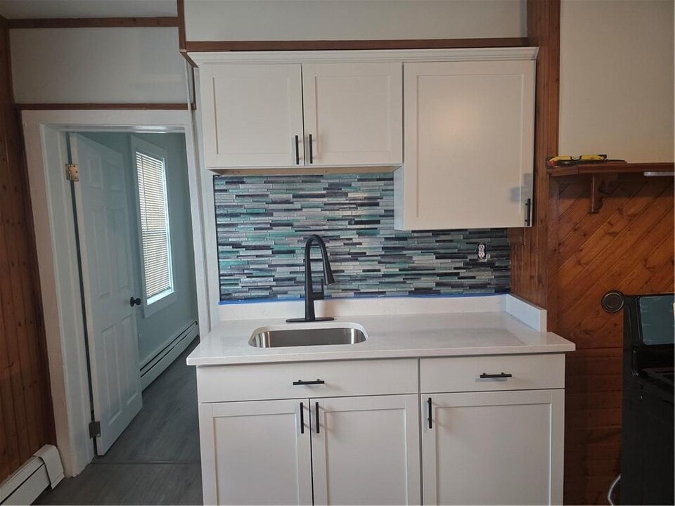 59 Court St in Bristol, RI - Building Photo