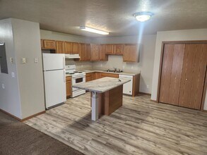 2809 6th St SW, Unit 2 in Minot, ND - Foto de edificio - Building Photo