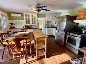 120 Bloomingdale Rd in Waterford, CT - Foto de edificio - Building Photo