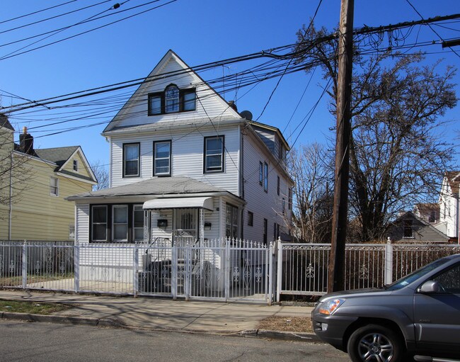 107-10 Inwood St in Jamaica, NY - Foto de edificio - Building Photo
