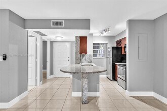 2890 N Oakland Forest Dr in Oakland Park, FL - Building Photo - Building Photo