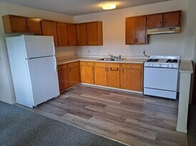 382 River St in Springfield, VT - Building Photo