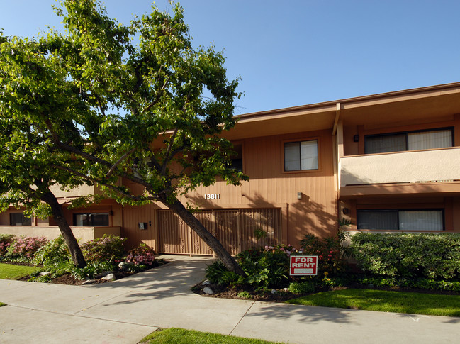 Glenhill Apartments in Sylmar, CA - Foto de edificio - Building Photo