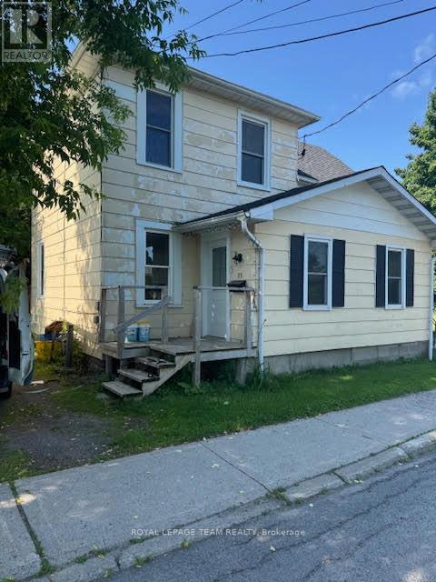 33 Alfred St in Smiths Falls, ON - Building Photo