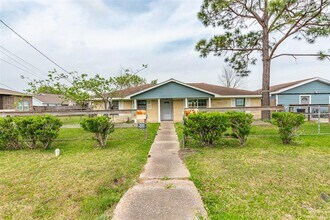 1350 Strawberry St in League City, TX - Building Photo - Building Photo