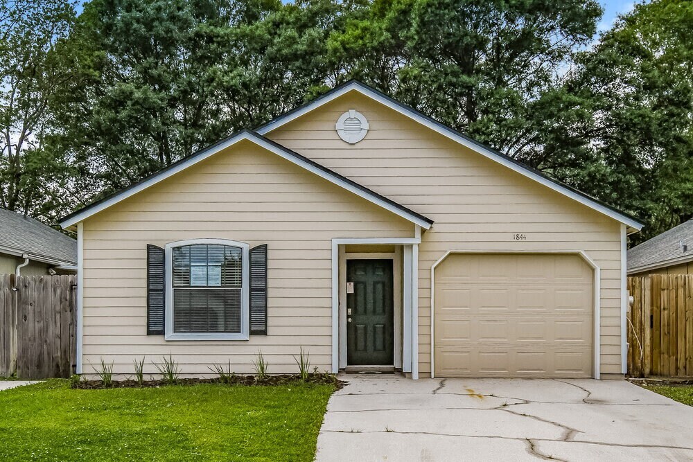 1844 Manitoba Ct N in Middleburg, FL - Building Photo