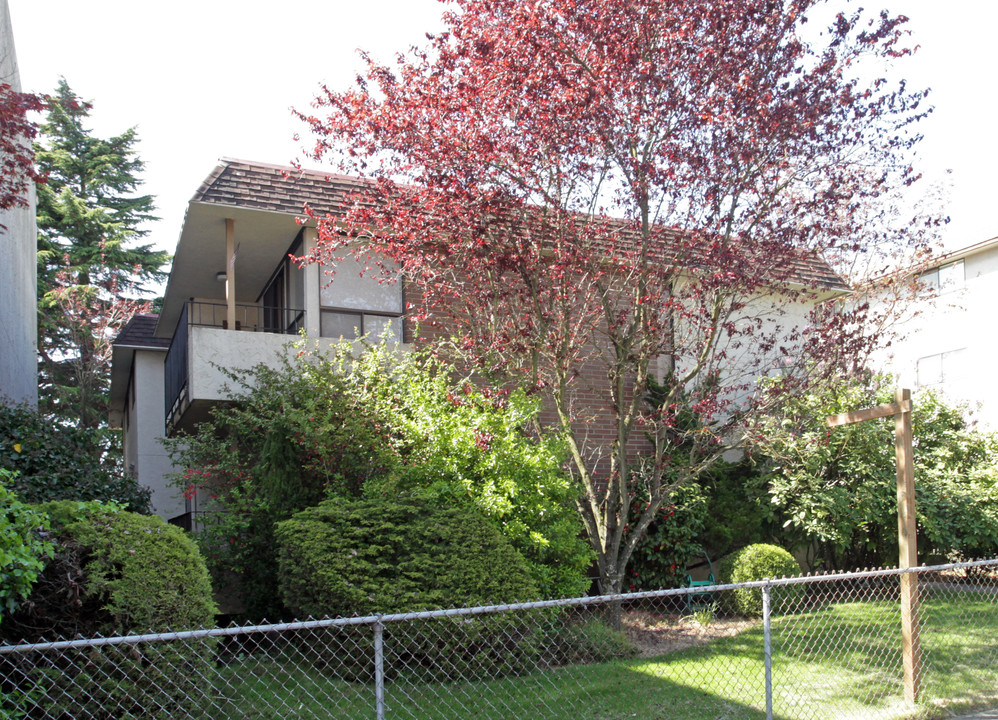 Guillemot Apartments in Seattle, WA - Building Photo