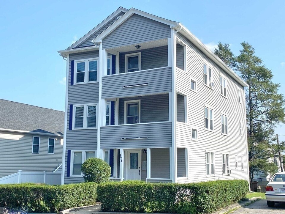 124 Heywood St in Worcester, MA - Building Photo
