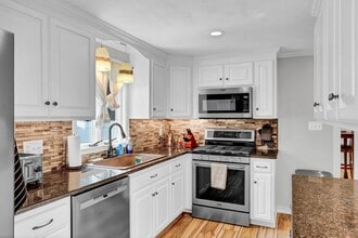 75 Glenwood Dr in Plainville, CT - Building Photo - Building Photo