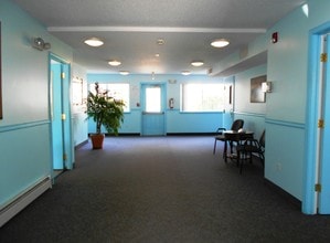 Spruce Manor in Orange, CT - Foto de edificio - Building Photo
