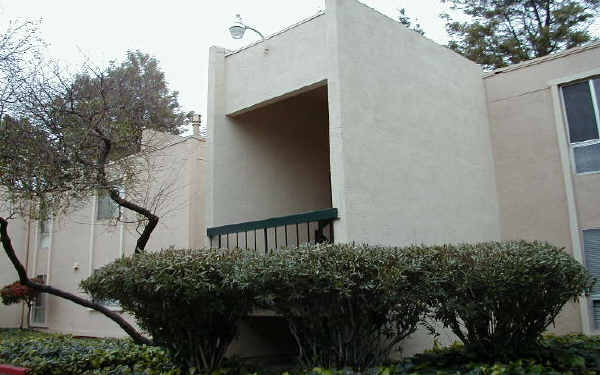 Hampton Court Apartments in Sacramento, CA - Foto de edificio - Building Photo