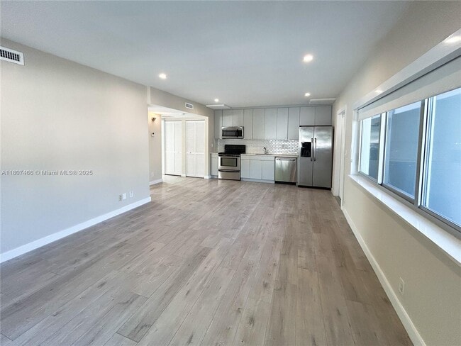 2400 NE 26th St in Fort Lauderdale, FL - Foto de edificio - Building Photo