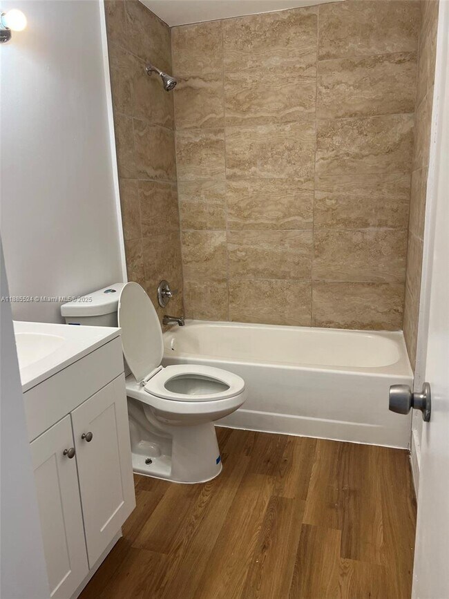 2186 W 60th St in Hialeah, FL - Building Photo - Building Photo