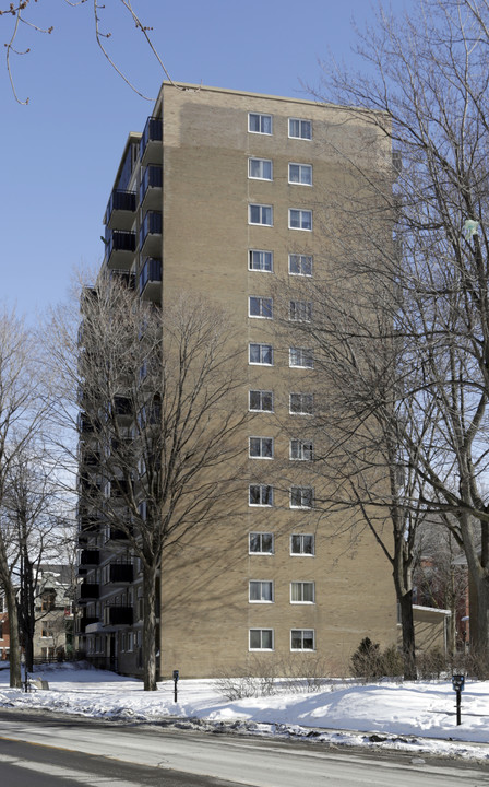 250 Ontario E in Montréal, QC - Building Photo