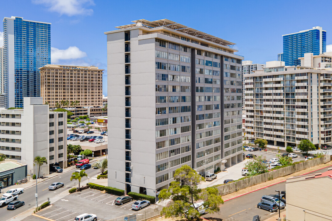 Holiday Manor in Honolulu, HI - Building Photo