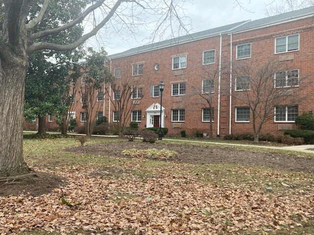 1730 W Abingdon Dr in Alexandria, VA - Building Photo