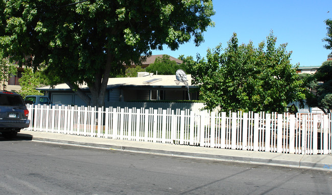 Hidden Pines Apartments in Concord, CA - Building Photo - Building Photo