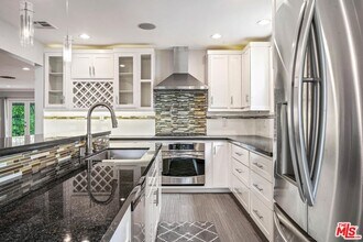 6134 Longridge Ave in Los Angeles, CA - Building Photo - Building Photo
