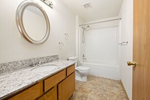 413 Columbia Pl in Lowell, AR - Building Photo