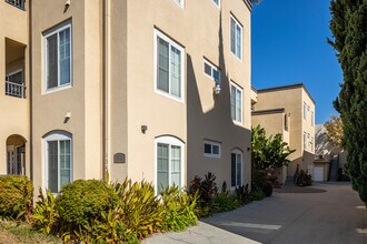 Carroll Street Villas in Sunnyvale, CA - Building Photo - Building Photo