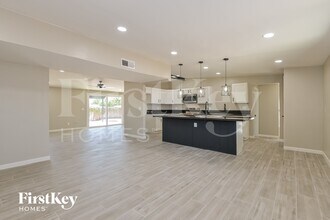 9240 E Dolores St in Tucson, AZ - Foto de edificio - Building Photo