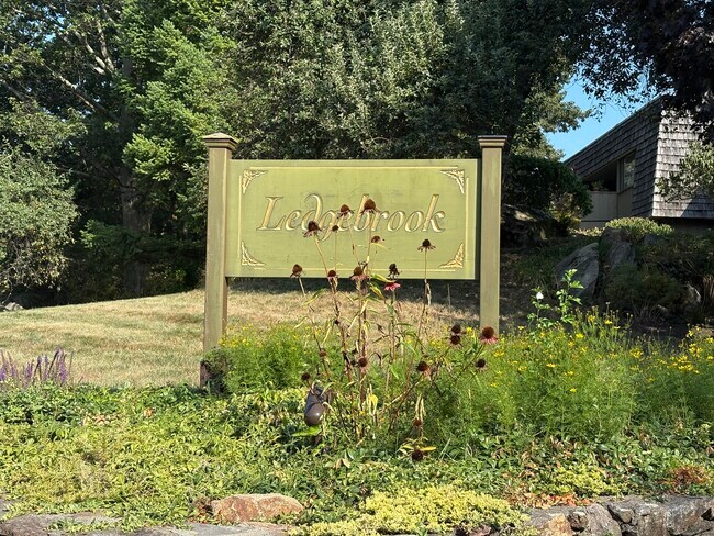 90 Ledgebrook Dr in Norwalk, CT - Building Photo - Building Photo