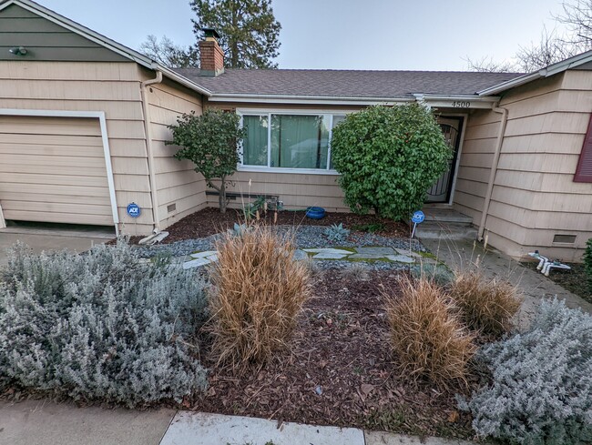 4500 Orinda Way in Sacramento, CA - Building Photo - Building Photo