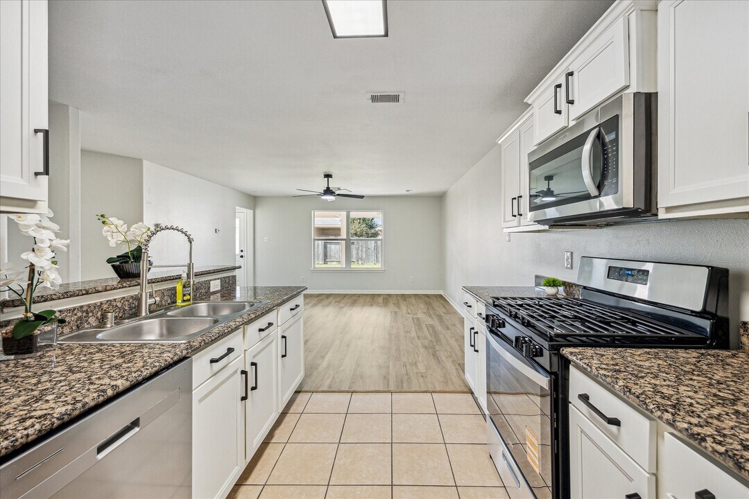 9410 Silver Beryl Ln in Rosharon, TX - Building Photo