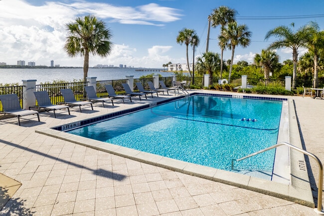 Sailpoint Bay Apartments in Daytona Beach, FL - Foto de edificio - Building Photo