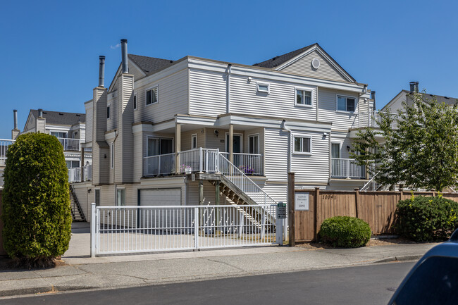 10077 156 St in Surrey, BC - Building Photo - Building Photo