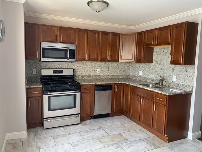 34 Decatur St, Unit 6 in Boston, MA - Foto de edificio - Building Photo