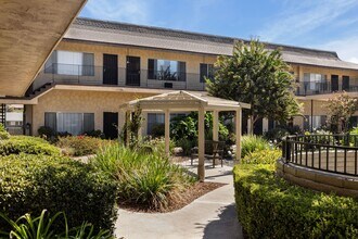 The Oaks Apartments in Santee, CA - Foto de edificio - Building Photo