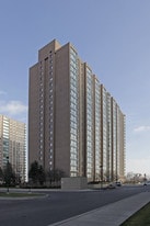 135 Hillcrest Ave in Mississauga, ON - Building Photo