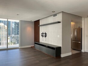 1250 S Miami Ave, Unit 1414 in Miami, FL - Building Photo - Building Photo