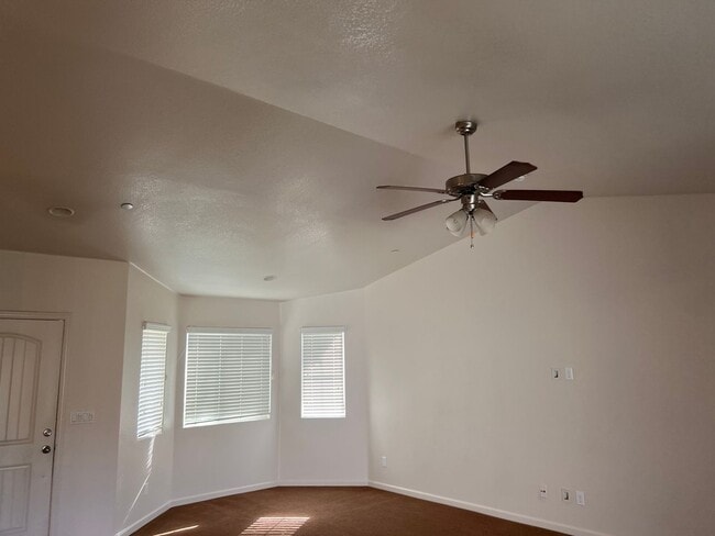 2578 Bell Port Ave in Tulare, CA - Building Photo - Building Photo