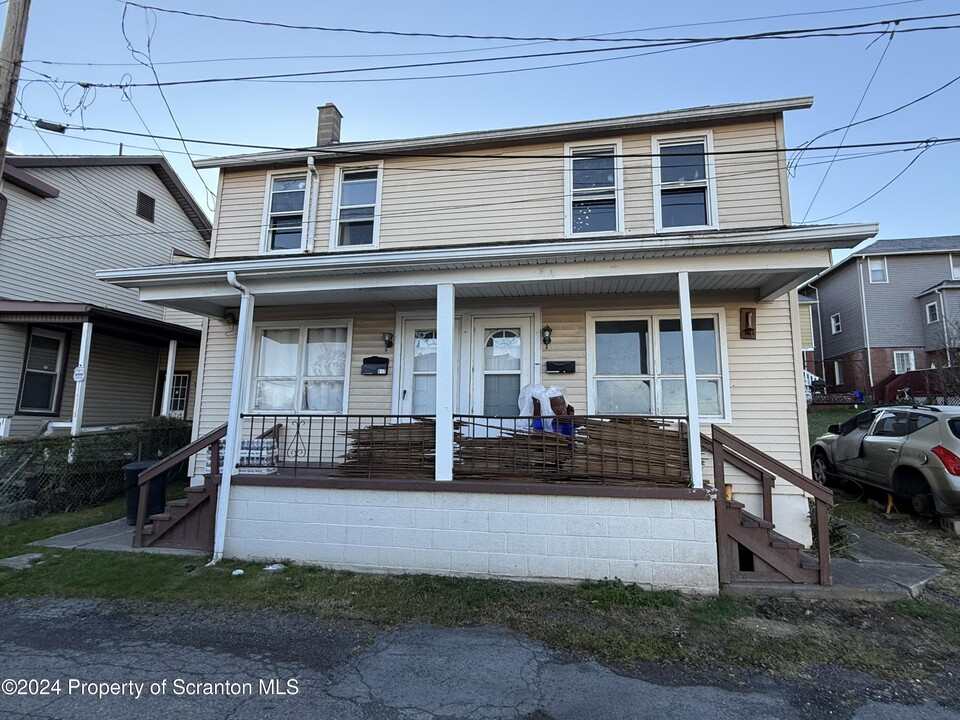 12 W Church St in Nanticoke, PA - Foto de edificio