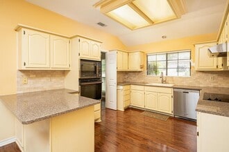 108 Holly Hill Dr in Ingram, TX - Building Photo - Building Photo