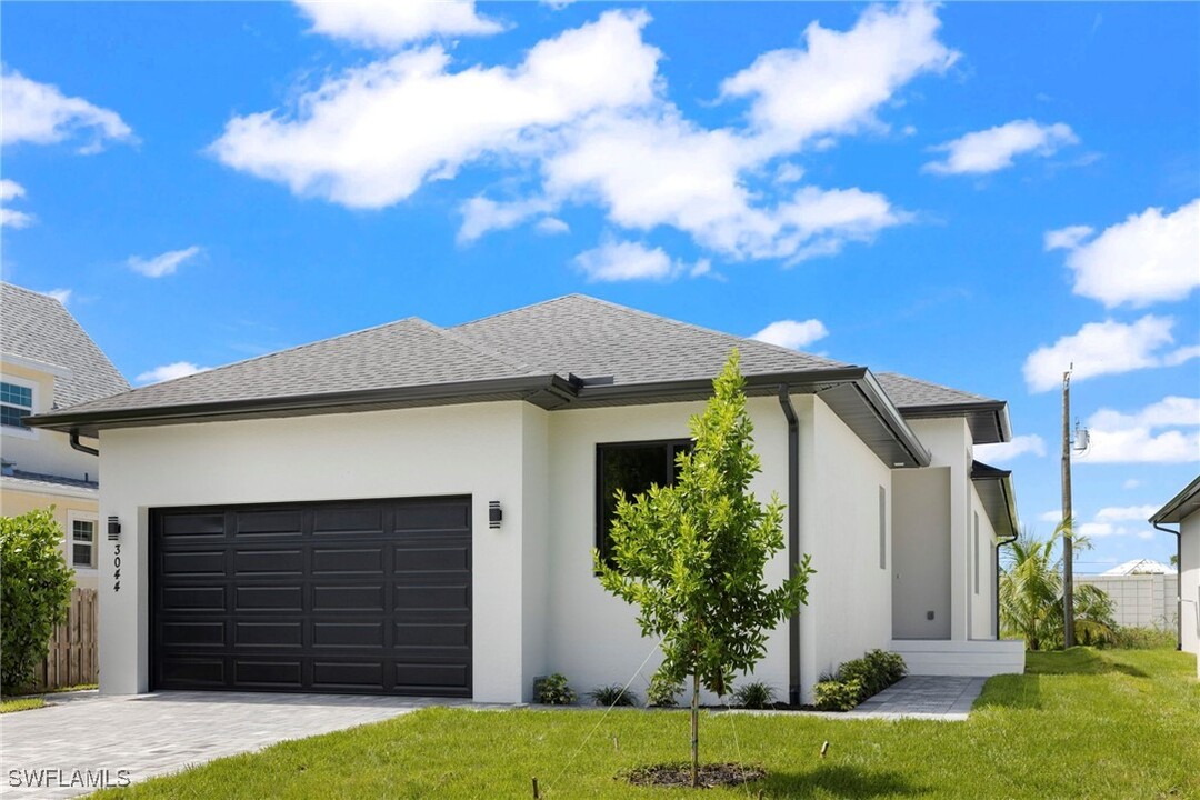 3012 Pine Tree Dr in Naples, FL - Building Photo