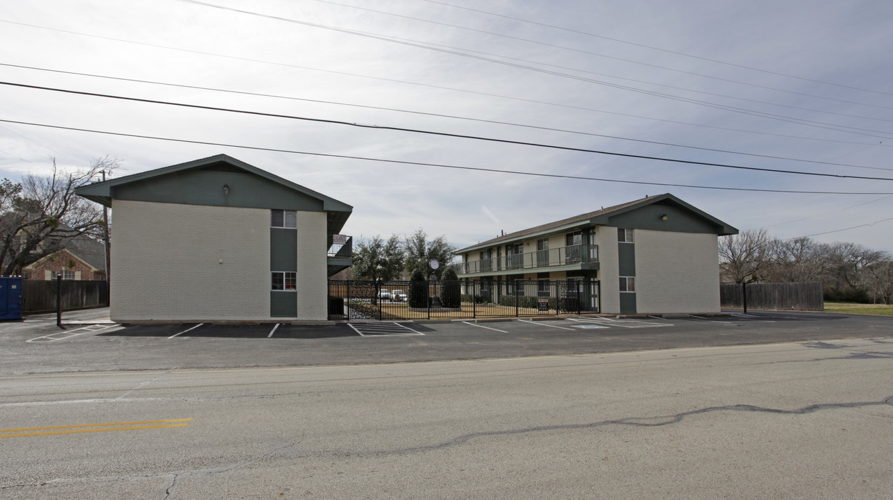 1207 W Wall St in Grapevine, TX - Foto de edificio