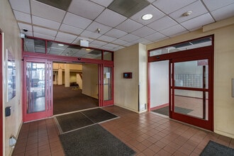 Riverview Plaza in Sacramento, CA - Building Photo - Lobby